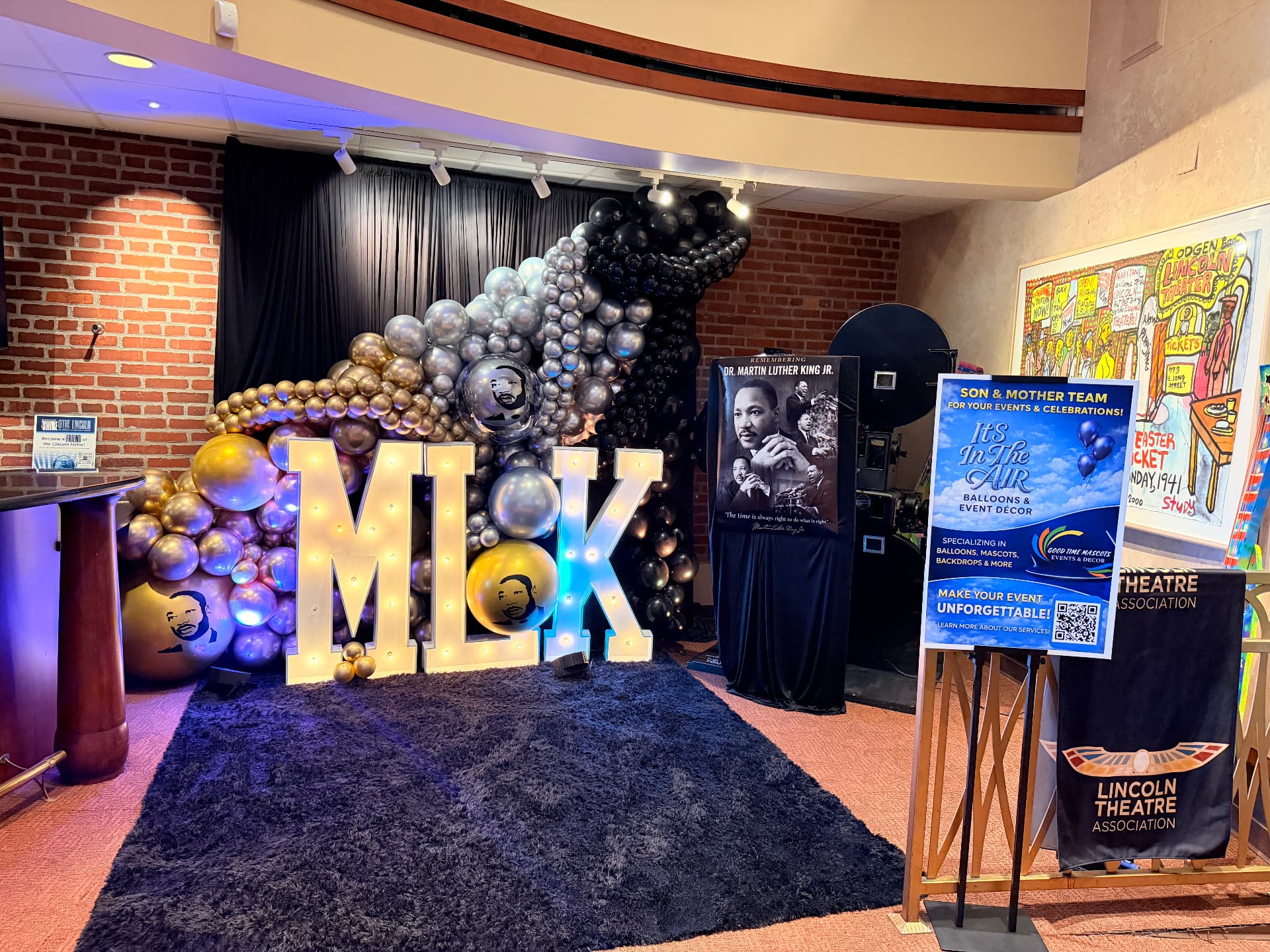 Chrome gold & black garland with illuminated marquee letters — Balloon Décor by Good Time Mascots in Columbus, Ohio